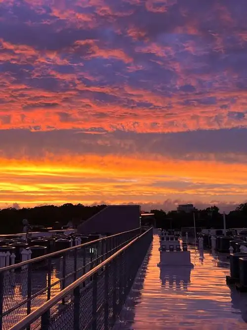 一场雨后的波士顿夏天傍晚的日落