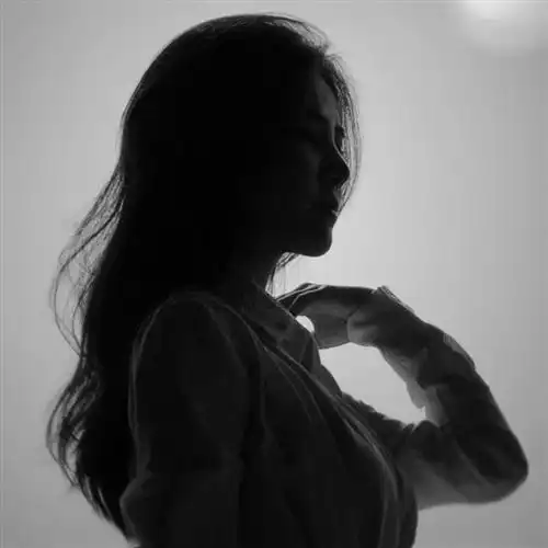 成熟一点的黑白美女头像图片