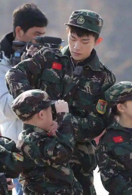 易烊千玺舞台开灯前后对比照"偷偷可爱",军训晒黑依然英姿飒爽_弟弟