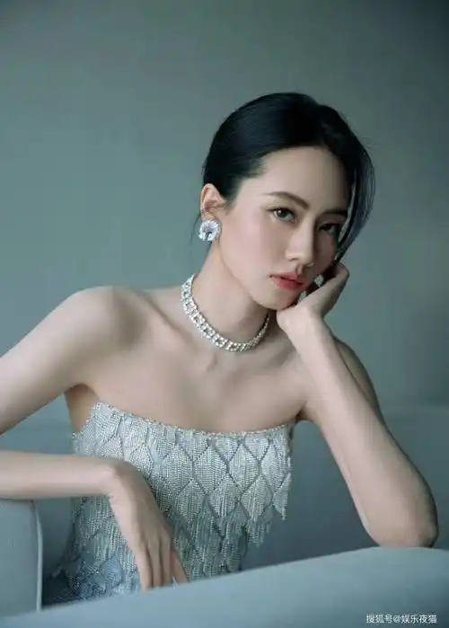 刘惜君一袭抹胸闪钻流苏裙写真气质端庄优雅