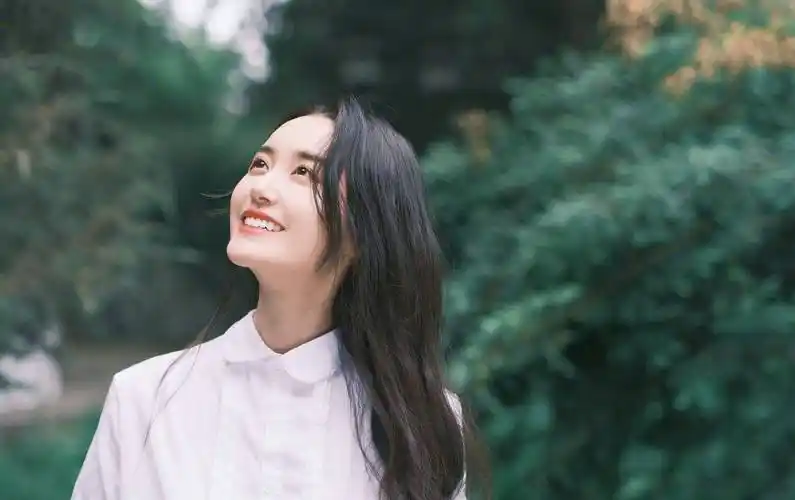 蒋依依学生装长发飘飘青春活力写真_笑容_照片_短裤