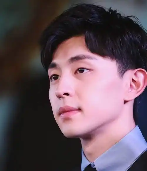 作为80后出生的人,邓伦在小时候就展现出叛逆和不羁的特点,他在校园