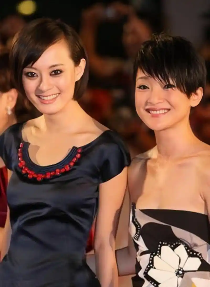 孙俪和周迅早年烟熏妆,但年的时尚感大家觉得如何?