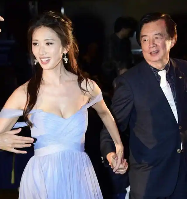 林志玲低胸深v与父共舞