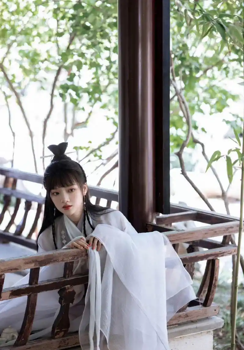 【任敏玉骨遥校服写真好灵动】任敏这套古风造型尊嘟好好看,是行走的