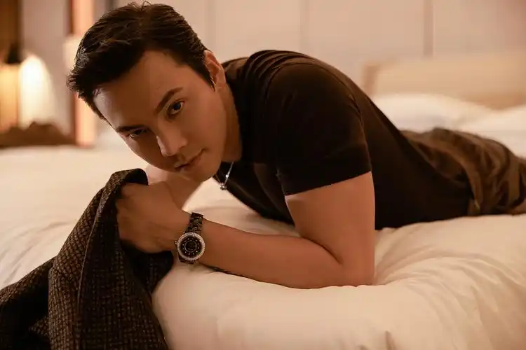 1/52021年11月21日是陈伟霆36岁生日,当天他一组电影感写真曝光.