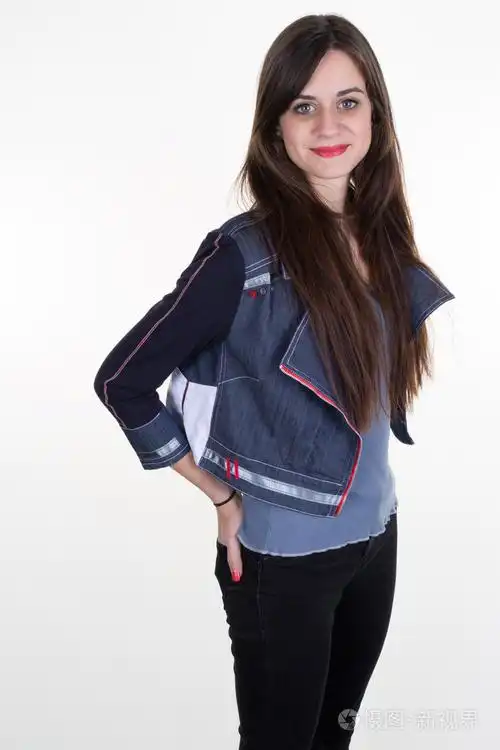 时尚年轻的黑发女孩女人有长头发