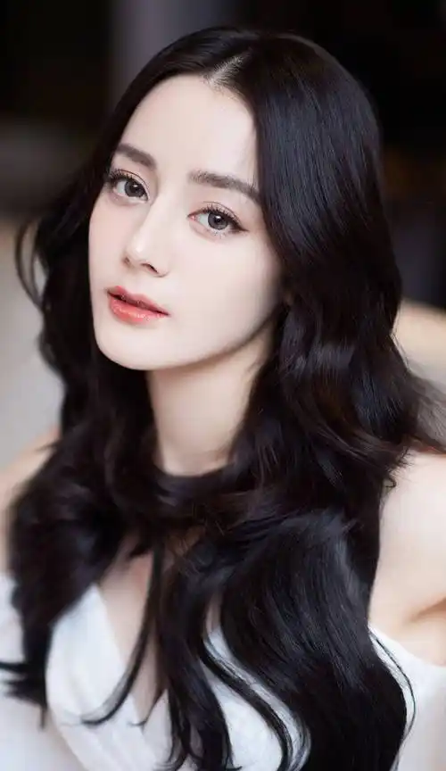 白色仙女裙真是美不可挡!迪丽热巴无惧标签明眸浅笑