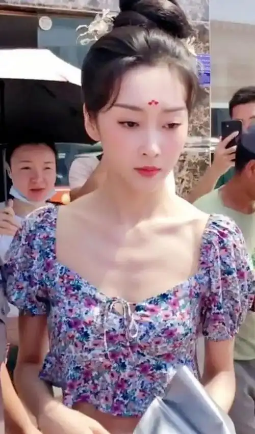 90后女星瘦成皮包骨?近照曝光被指胳膊像细棍,网友吐槽太吓人