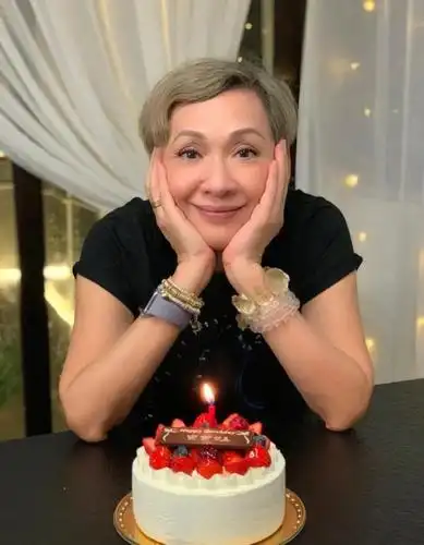 恭喜!61岁周润发前妻余安安大女儿怀孕,保养得宜被赞最美外婆