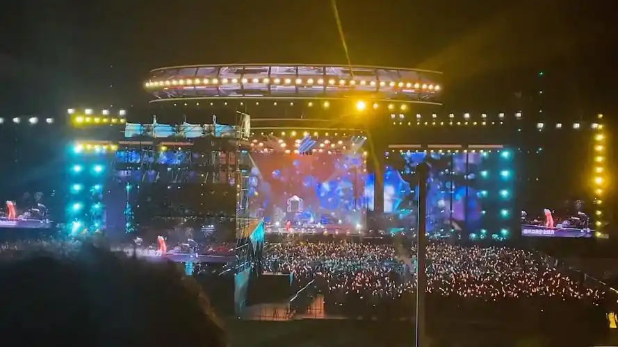 薛之谦演唱会现场版,从开始到结束都呈现出来超好听,超震撼我开始找你