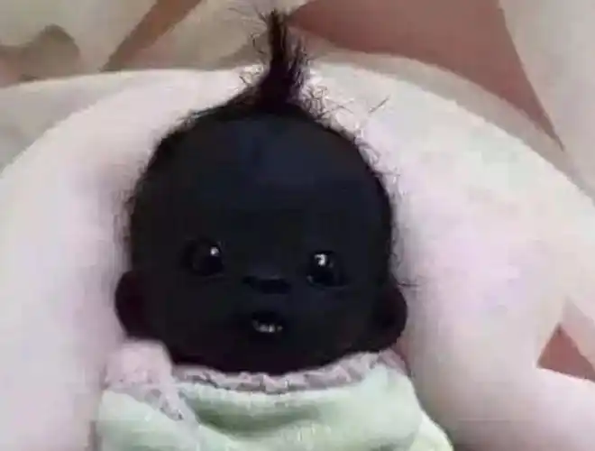 世界上最黑的宝宝,只有眼睛牙齿有点白,很难想象到底有多黑!