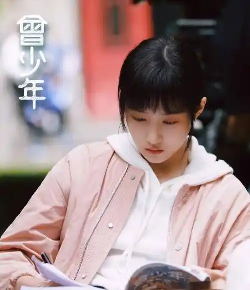 原创关晓彤新剧拍摄完成晒出角色造型庆祝发型清纯可爱