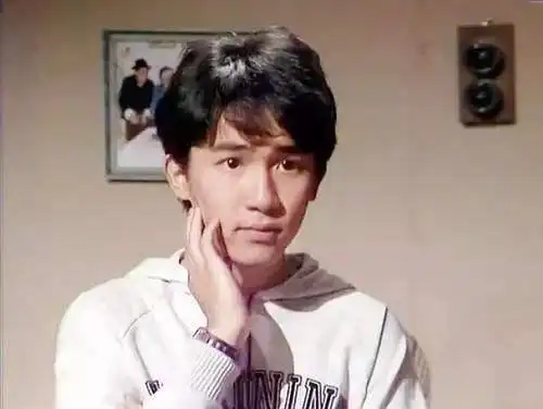 梁朝伟的眼神的确很神,一双眼睛便可将角色的神韵传递出来.