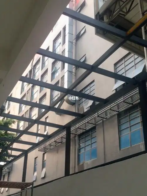 铝合金玻璃雨棚框架完成工地实拍案例