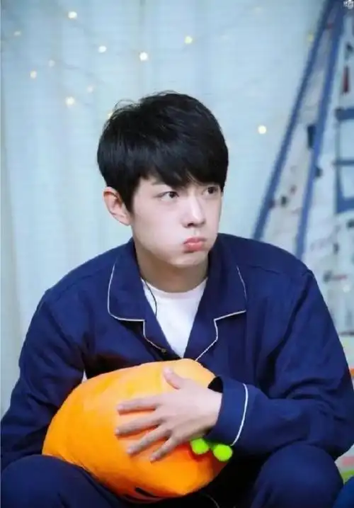 肖战喝水嘟嘴接泡泡