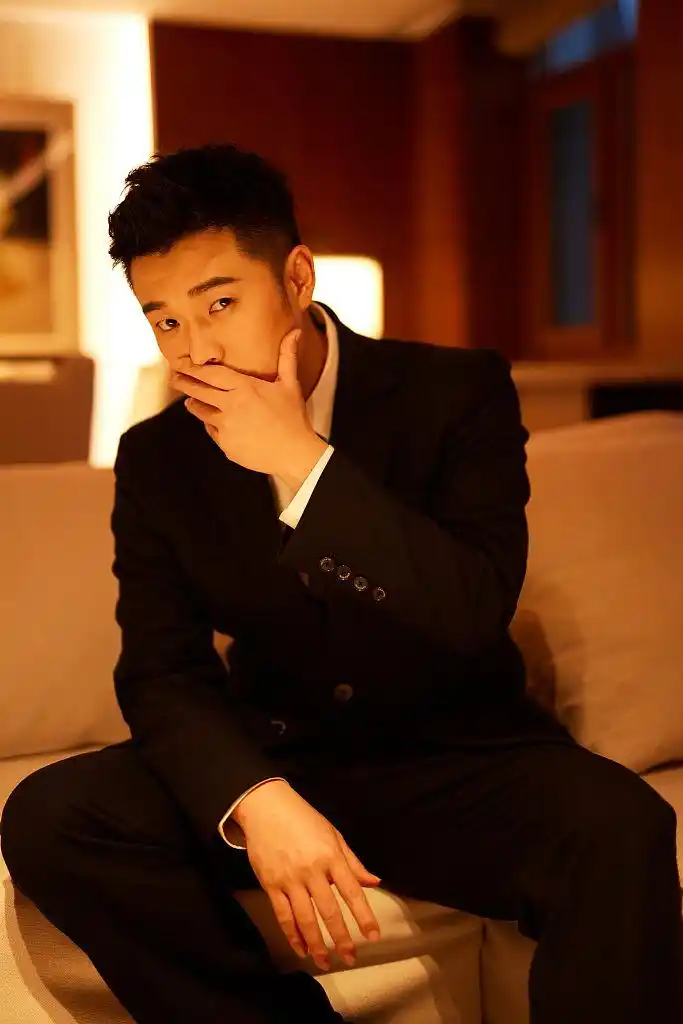 陈赫工作室发布复古光影写真 黑白西装凸显绅士优雅从容