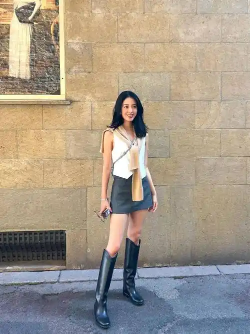 31岁杨采钰带火了一种洋气穿搭:马甲 短裙 长筒靴,显瘦又洋气_造型