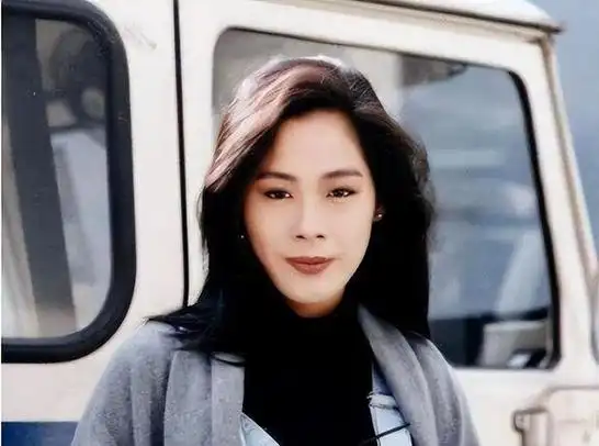 曾是"一代歌后",与"活佛"生下孩子,落魄时露宿街头没钱住酒店