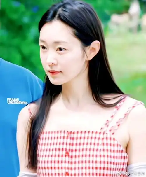 宋轶素颜吃早餐