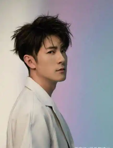 在《诛仙·青云志》中,他饰演的是一位剑术高手"郑大礼";而在《九州