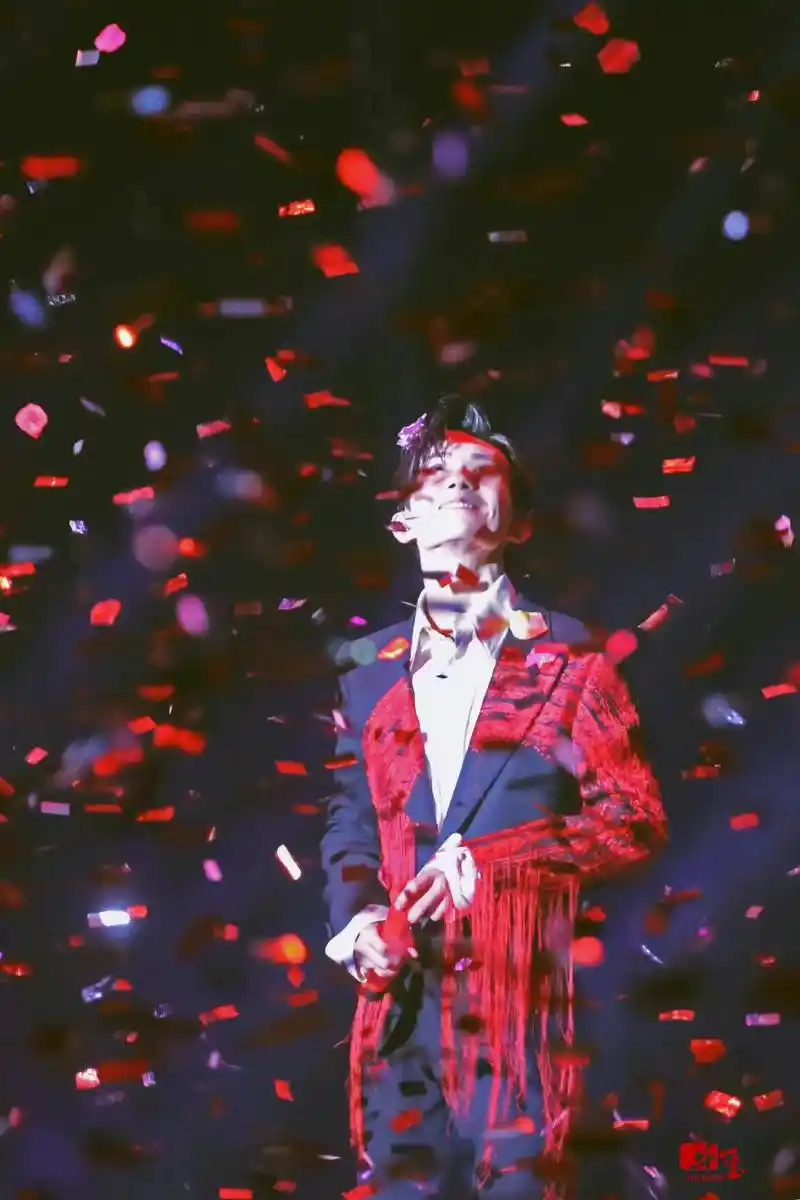 成人和法定的玫瑰都给你#易烊千玺 #易烊千玺舞台