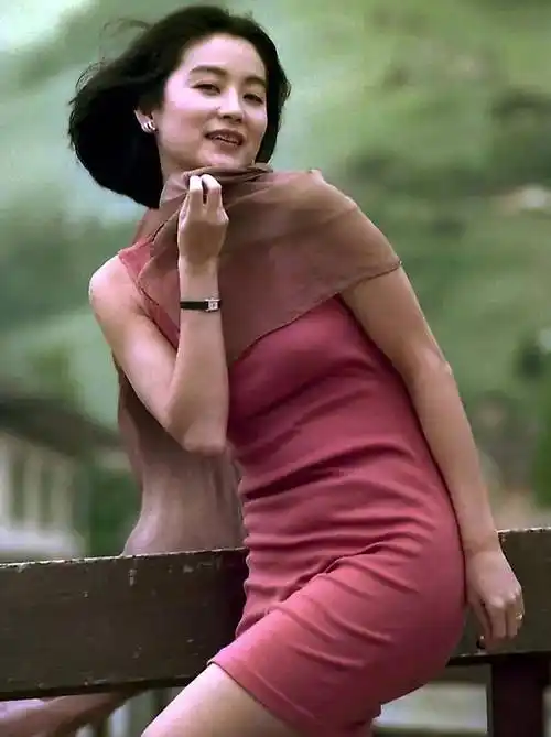 林青霞真是有钱又肥屁股的代表,年事已高的她依然拥有沙漏身材,比例