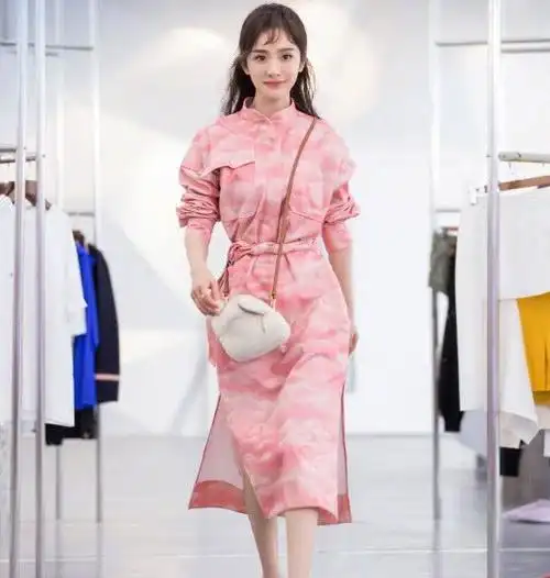 粉红杨幂上线了!这条粉裙穿出了旗袍的感觉