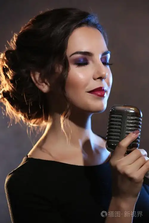 年轻的歌唱的女人