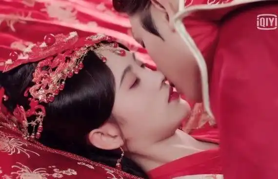 鞠婧祎的四个甜蜜接吻画面前三个都是闭着眼睛唯独第四个睁眼