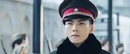 原创看了杨洋李现陈伟霆嘉伦的军装照后谁会让你产生一种心动的感觉呢