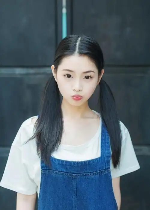 嘟嘴卖萌的可爱美女气质出镜