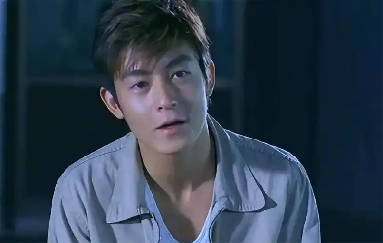 陈冠希刚出道的时候得到大力支持,出演了影片《头文字d》,那时陈小春