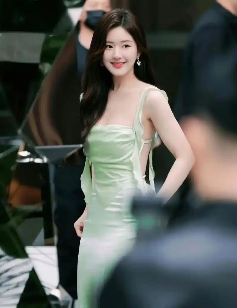 赵露思最新礼服照,肤如凝脂,又纯又欲!