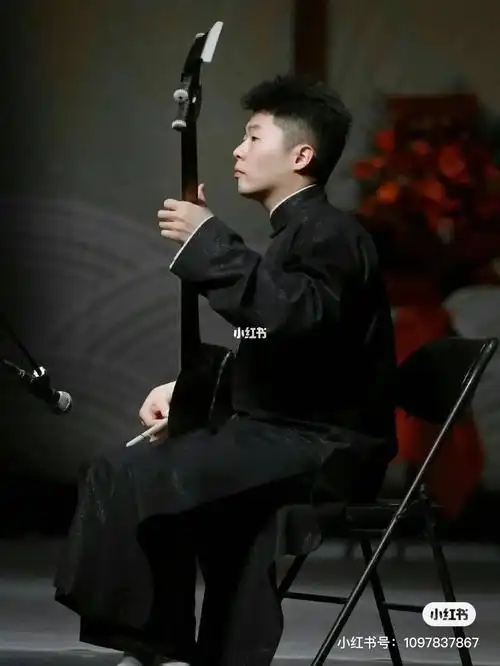 你双眼放光的看着周九良,你没想到有一天居然能被周九良教三弦,你顿时