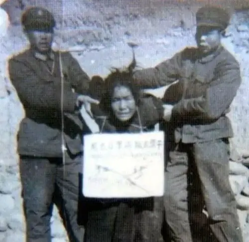 下面是一组因反法律被处死刑的女性,放在现在都罪不至死.