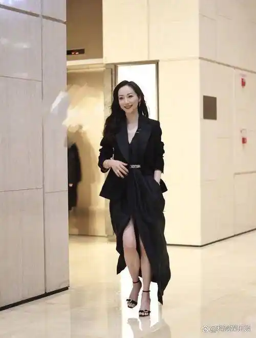 一直走高知优雅路线的韩雪,这一次并没有试图打破自己的风格,但这丝毫