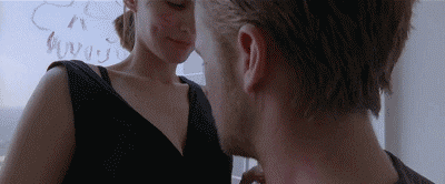 法鲨身边渴望成名的摇滚乐手faye,平静的外表下有一颗躁动不安的心