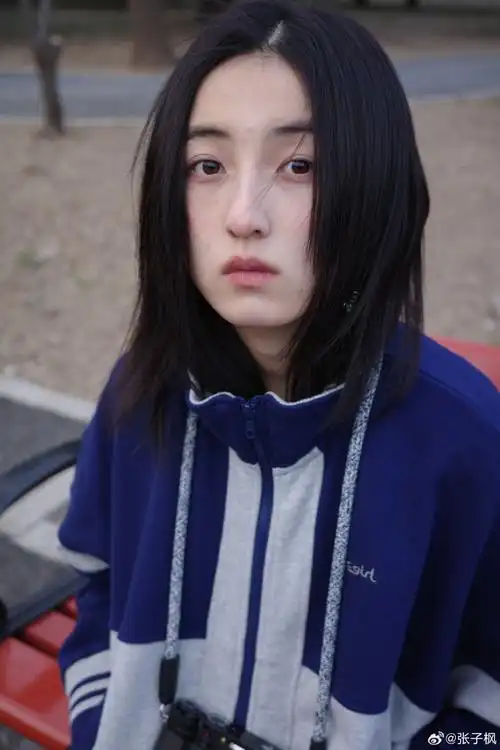 张子枫素颜逛公园