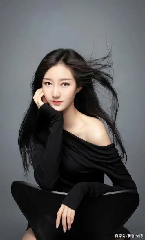 浙江传媒学院班花,出生于2001年9月29日,身高172cm,体重44kg