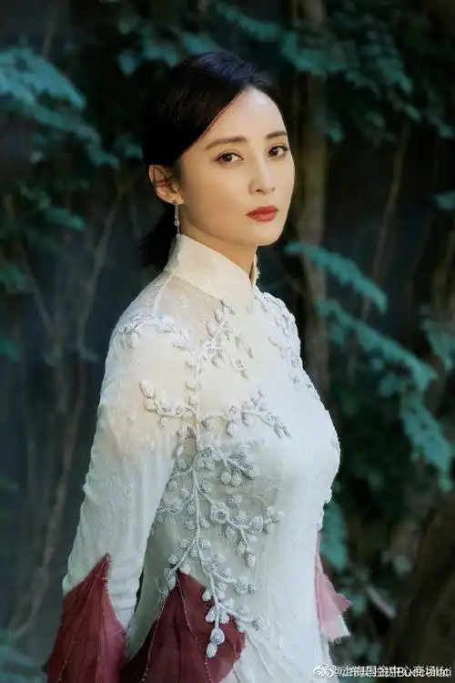 国金,推荐##thebuccellatimoment#@蒋勤勤佩戴buccellati作品献唱