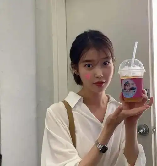 李知恩的少女感绝了穿条纹衬衫牛仔裤青春靓丽只有18岁吧