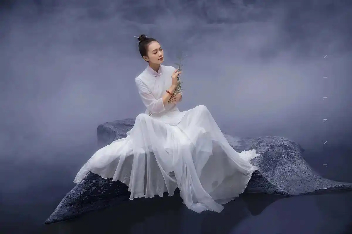 一袭白衣入凡世#摄影 #国风古韵 #古风 ,仙气飘飘山谷间 - 抖音