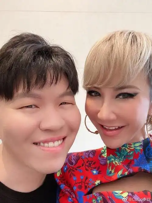 组图:神仙同框!李玟与陈小春gai郑云龙常石磊合照心情大好