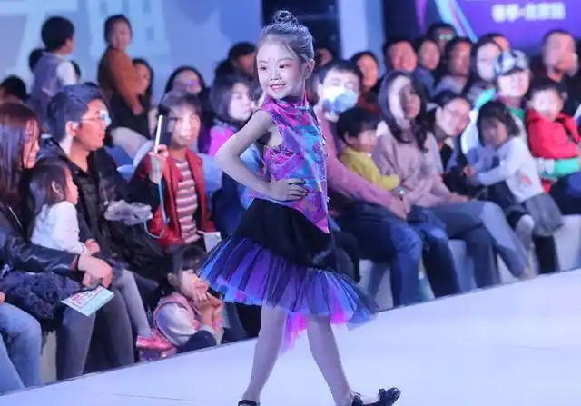 儿博会现场表演儿童t台秀.