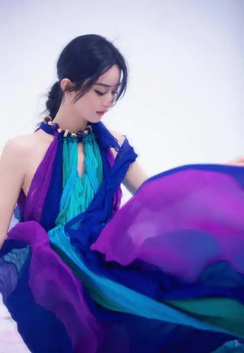 赵丽颖最新封面大片曝光,六年六登芭莎,风格不同以往,身穿纱裙置身