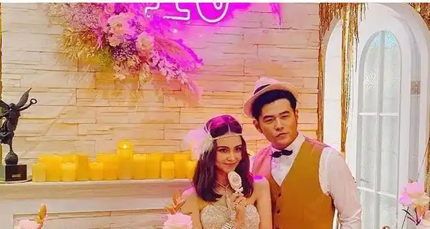 周杰伦昆凌夫妇现身活动周杰伦干净瘦帅两人穿着不协调