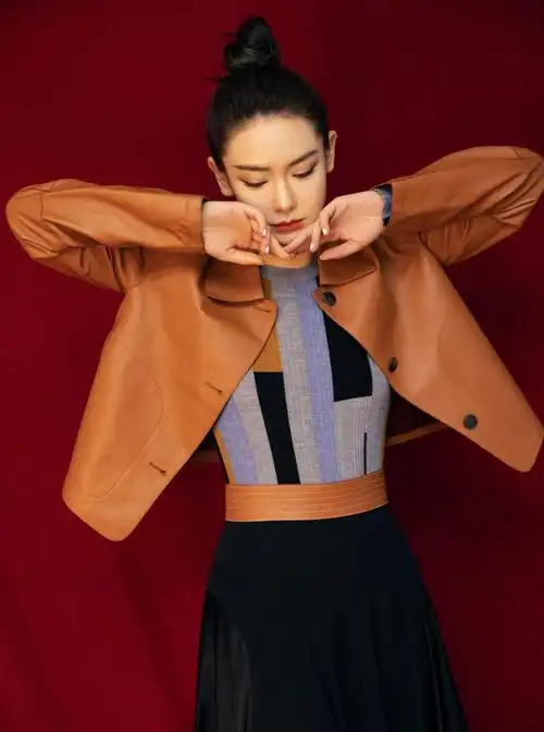 戚薇真是个行走的"时髦精",黑色皮外套酷炫霸气,美得潇洒不羁