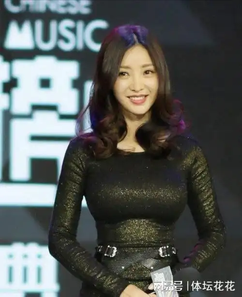 43岁柳岩高清近照曝光眼袋较深法令纹清晰网友看着显年龄了