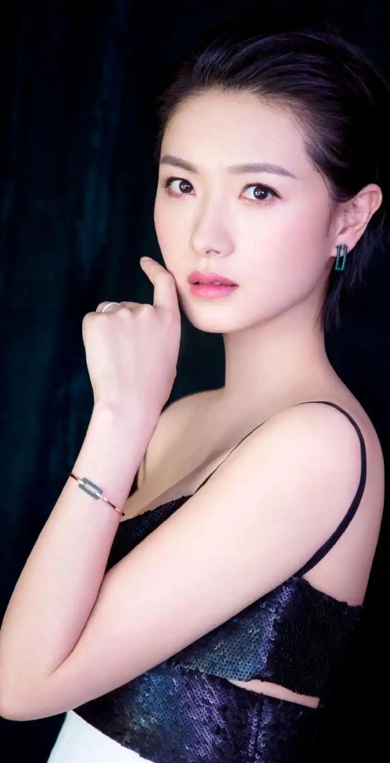 气质女神万茜高清写真,国色天姿,风华绝代